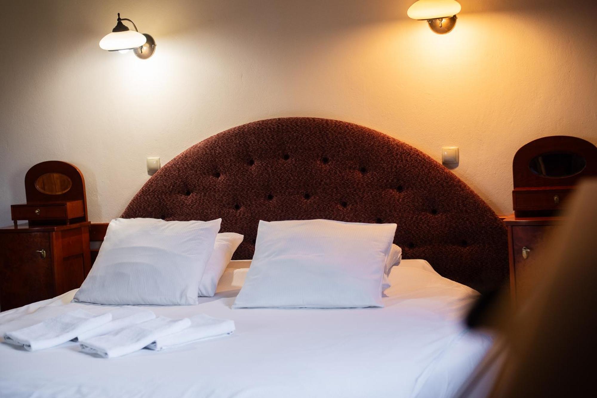 Hotel Restauracja Jas Wedrowniczek Rymanów Dış mekan fotoğraf